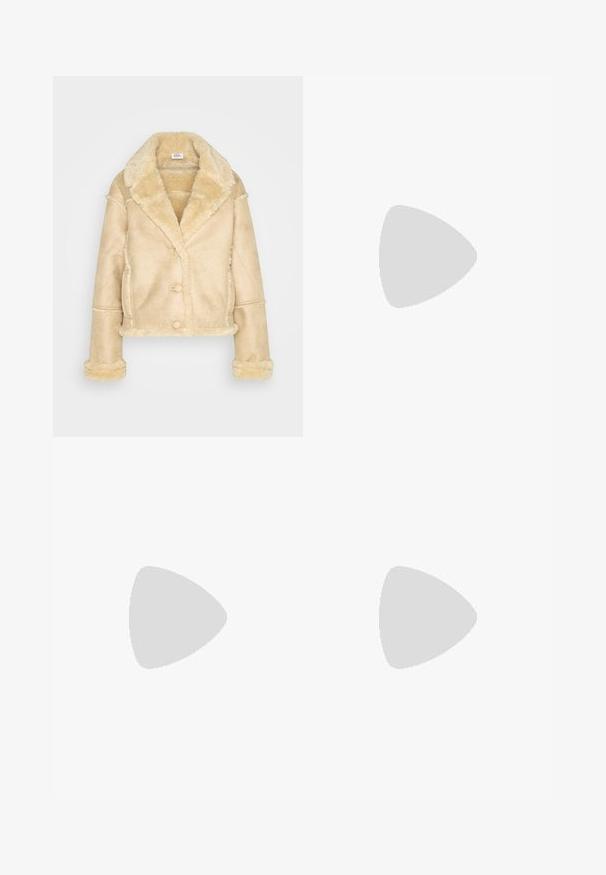 Μπεζ ζακέτα από shearling με μεγάλο γιακά, κούμπωμα με κουμπιά, πλαϊνές τσέπες και φουντωτή επένδυση στα μανίκια, το στρίφωμα και τον γιακά.; GAP ULTRA CROP RIB TEE - Μπλούζα με μακριά μανίκια - new off white; BDG Urban Outfitters STRAIGHT - Straight leg jeans - ecru; Μπεζ ξεκούμπωτα πάνινα παπούτσια με χοντρή, υφασμάτινη σόλα, σχέδιο με κορδόνια και κίτρινες διακριτικές ετικέτες. Υφασμάτινος επάνω με αντίθετη ραφή.