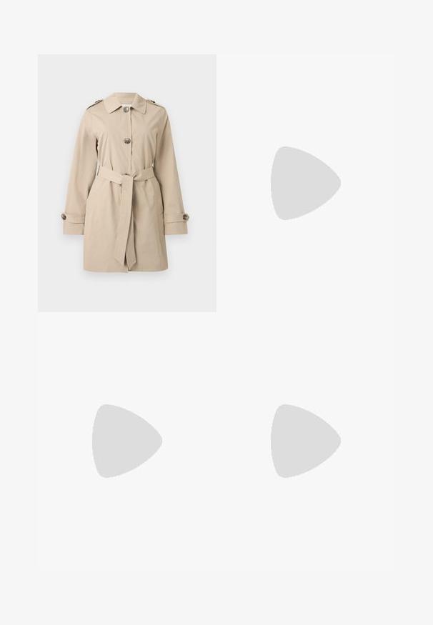 Trench-coat beige longueur genou avec col, trois boutons sur le devant, ceinture à la taille, poignets boutonnés et épaulettes sur les épaules.; Haut à manches courtes en tricot côtelé couleur rose poussiéreux, à col rond et bordure subtile ondulée aux manches et à l'ourlet.; Jean en denim bleu foncé à taille haute, ajusté sur les hanches et les cuisses, évasé en bas.; Jambes portant des leggings côtelés foncés associés à des ballerines noires avec de petits détails en nœud sur fond blanc.