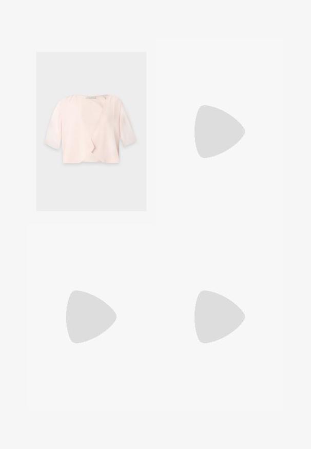 Blouse courte rose clair avec manches trois quarts et un design devant ouvert et ample sur un fond uni.; Robe de soirée en dentelle couleur pêche avec manches courtes bouffantes, broderies florales et accents de sequins, taille cintrée et jupe à volants.; Chaussure slingback pointue en cuir verni beige avec petit talon kitten et bride élastique avec un marquage discret.; Sac à main en satin beige avec un grand nœud décoratif assorti, une poignée ornée de perles et une bandoulière en chaîne argentée sur fond blanc.
