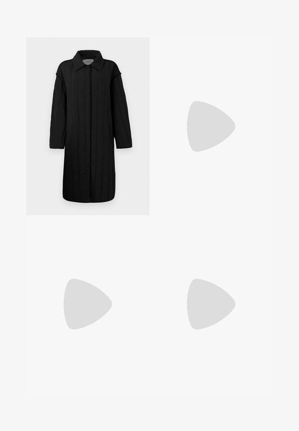 CLOSED QUILTED COAT - Wintermantel - black; Weißes Baumwoll-T-Shirt mit Rundhalsausschnitt, kurzen Ärmeln und geradem Saum. Etikett mit der Aufschrift "Won Hundred" an der Mitte des Ausschnitts.; Schwarze Weitbein-Jeans aus Denim mit hoher Taille, vorderen Taschen und einer dezenten Nahtdetails am Knie. Mit Metallknopfverschluss.; Schwarze Leder-Ballettschuhe mit abgerundeter Spitze, glatter Textur, minimalen Nähdetails und einem flexiblen Sohlen-Design.