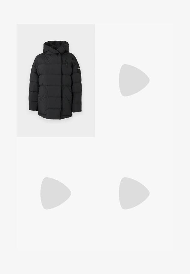 Doudoune noire avec capuche, présentant des sections matelassées, une fermeture éclair à l'avant et un petit patch logo sur l'épaule gauche. Texture lisse.; Pull en tricot épais gris clair avec un motif en côtes, col montant, manches longues et une coupe légèrement cropped.; Jean en denim bleu clair à coupe droite avec cinq poches, passants pour ceinture et fermeture à bouton sur le devant.; Bottine en cuir noir à bout pointu et petit talon kitten, présentée en angle devant un sol poli et un mur en blocs de verre.