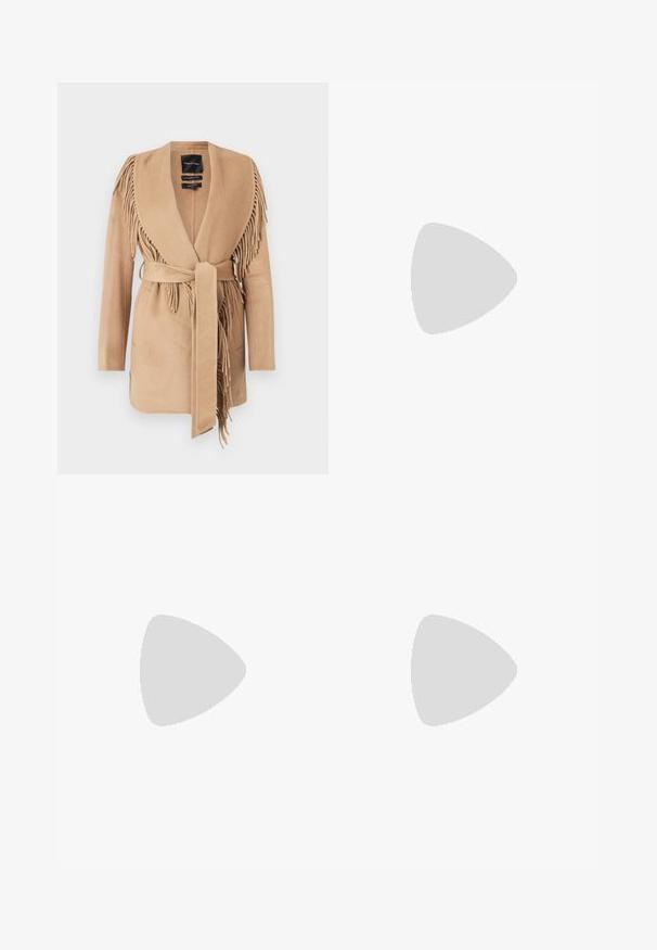 Manteau enveloppant frangé beige en tissu doux, avec un col châle, une ceinture à nouer et deux poches plaquées à l'avant.; Haut marron à manches longues côtelé, avec un décolleté arrondi et une coupe ajustée. Fabriqué dans un matériau doux et extensible pour le confort.; Jean en denim bleu à coupe droite, taille mi-haute, cinq poches et légère décoloration. Fermeture par bouton et passants pour ceinture inclus.; Jambes portant des leggings côtelés foncés associés à des ballerines noires avec de petits détails en nœud sur fond blanc.