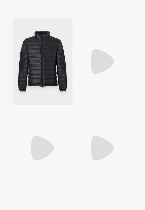 Veste matelassée noire avec col montant, fermeture éclair intégrale à l'avant, poignets élastiques et petite étiquette logo rectangulaire sur la poitrine.; Polo shirt gris clair en coton doux, avec un col classique, une patte de boutonnage à deux boutons et un petit logo bleu sur la poitrine.; Jean en denim blanc coupe droite avec poches avant, passants pour ceinture et fermeture par bouton à la taille, présenté sur un fond uni.; Bottine Chelsea en cuir noir avec des panneaux élastiques sur les côtés, bout rond et petit talon empilé. Équipée d'une languette rouge et d'un logo subtil sur le côté.