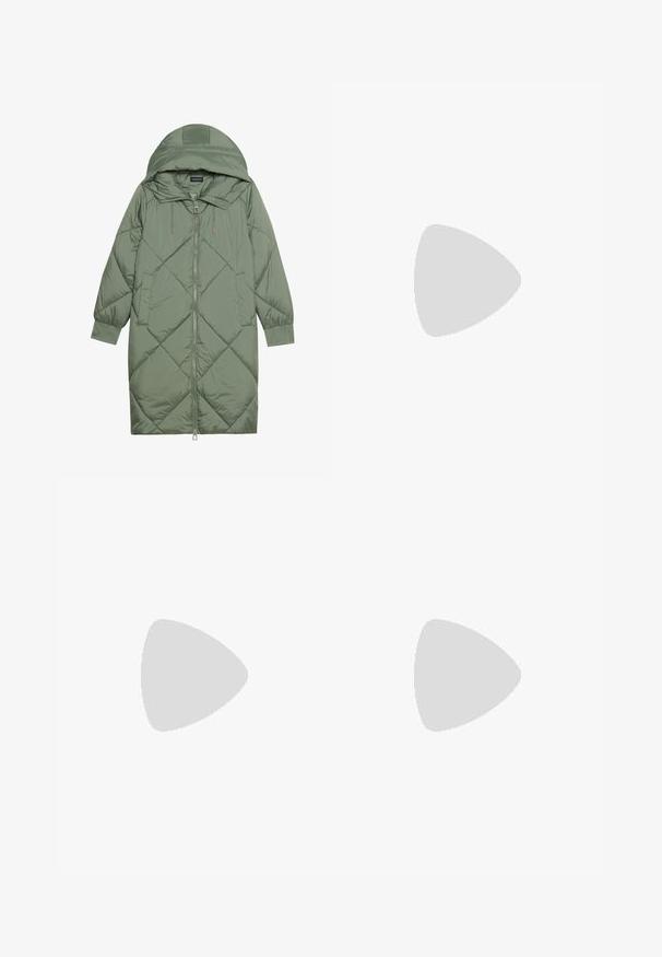Gesteppten langer grüner Daunenmantel mit Kapuze, mit einem Reißverschluss vorne und zwei Seitentaschen. Strukturiertes Rautenmuster auf der gesamten Fläche.; Grün-weißer Poloshirt mit kurzen Puffärmeln, einem V-Ausschnitt und gerippten Bündchen. Aus weichem Stoff gefertigt.; Hellblaue, lässig geschnittene Jeans mit hoher Taille, aus Denimstoff. Verfügt über fünf Taschen und einen klassischen Knopf-und-Reißverschluss.; Weiße Leinensneaker mit Gummisohlen, ausgestattet mit sechs Ösen, runder Zehenpartie und dezenten Nähten, kombiniert mit weißen Knöchelsocken.