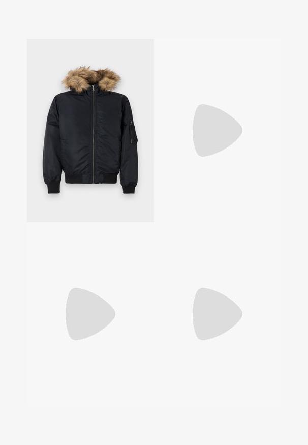 Chaqueta bomber negra con capucha de pelo sintético, cierre de cremallera al frente, puños acanalados y bolsillos laterales. Exterior suave con un brillo sutil.; Sudadera gris con el logotipo bordado en rojo "PEPE JEANS" y el texto "London W1 1973" debajo, con puños y dobladillo acanalados.; Pantalones de mezclilla negros de pierna ancha, con cierre de botón, cinco bolsillos y costuras en contraste de color blanco a lo largo de las costuras.; Zapatilla de cuero negra con rayas blancas, suela de goma texturizada y parte frontal con cordones. Cuenta con una etiqueta de marca en la lengüeta.