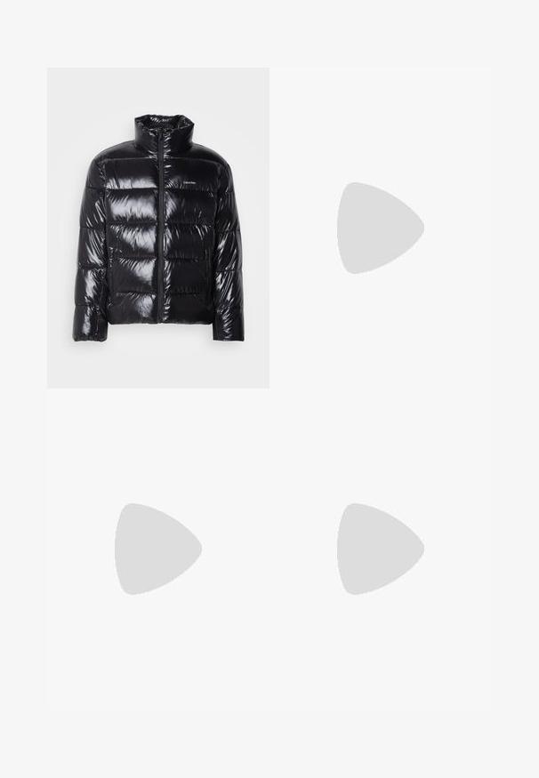 Sort pufferjakke med en blank overflade, som har høj krave, frontlynlås og to sidelommer med lynlås. Kassequiltet design.; Sort sweatshirt med lange ærmer med stor grå tekstlogo "cK" og hvidt tekstlogo "Calvin Klein" centreret på forsiden.; Lysblå vide jeans med høj talje, der har en falmet finish, bæltestropper og klassisk fem-lomme design. Kantene er rå.; Sort ankelstøvle lavet af glat materiale med diskrete syninger, en gummisål og et strømlinet design, placeret over en overflade med træstruktur.