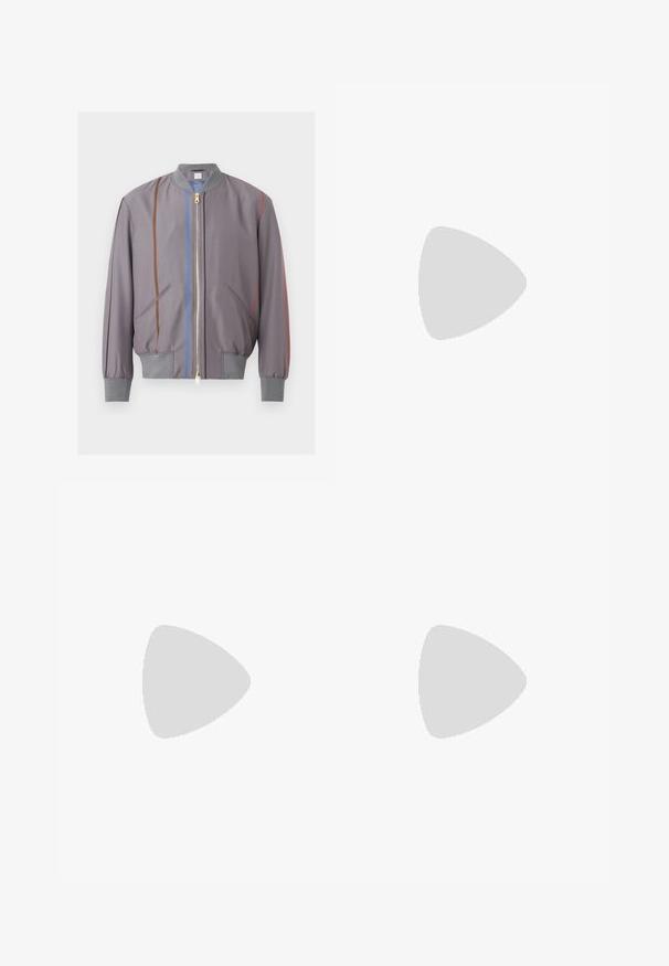 Blouson bomber gris zippé avec poignets et col côtelés, présentant des rayures verticales marron, bleues et rouges sur le devant et les manches.; Chemise blanche sans manches avec petit logo texte noir "JJ Studios" centré sur le devant et encolure ronde.; Jean bleu clair taille haute, jambes larges, avec fermeture à boutons et fermeture éclair, poches avant et passants pour ceinture sur un fond uni.; Mocassin en cuir noir avec détail pompon, semelle plate et bout arrondi, présenté de profil sur fond blanc.