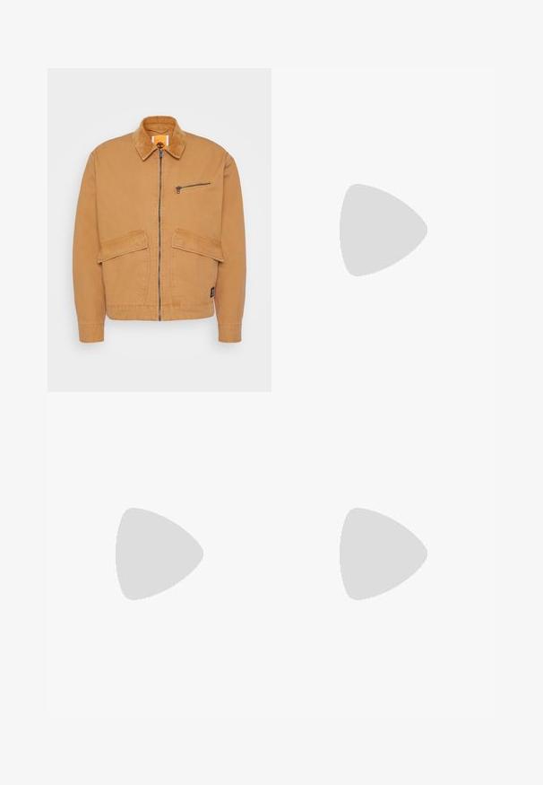 Veste beige avec un col en velours côtelé, fermeture éclair à l'avant et deux grandes poches. Comprend une petite poche poitrine zippée et un patch logo.; Chemise à boutons rayée en bleu et blanc, dotée d'un col, de deux poches poitrine et d'une petite étiquette. Fabriquée en tissu léger.; Pantalons cargo marron en tissu durable, dotés de plusieurs poches, d'une coupe décontractée et de détails de couture renforcée.; Bottine en cuir marron à lacets, avec un col rembourré, des coutures contrastées et une semelle robuste, vue de l'extérieur sur un fond blanc.