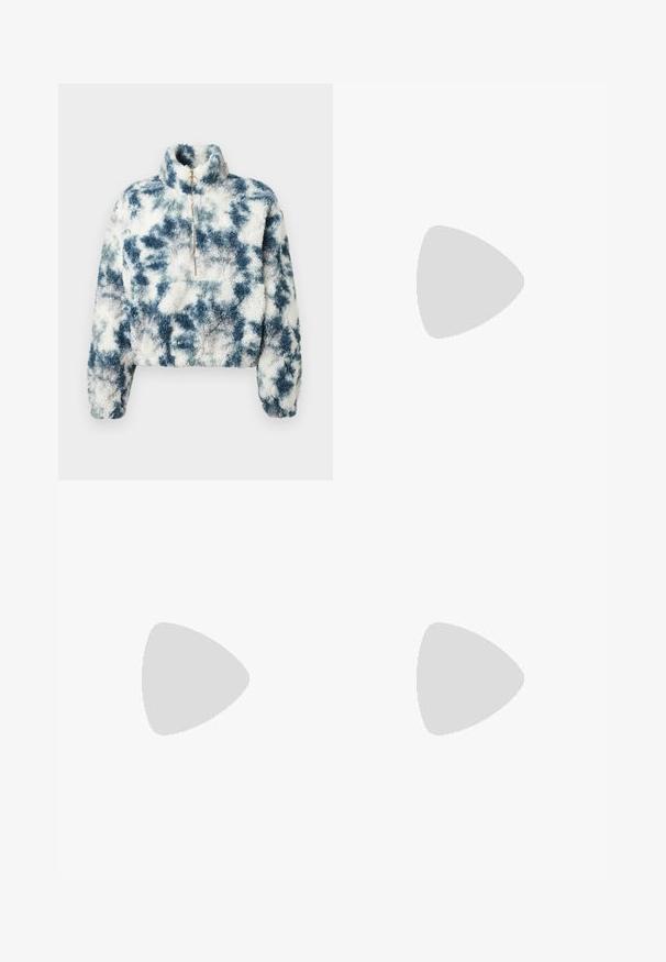 Πουλόβερ fleece σε μπλε και λευκό tie-dye σχέδιο με ψηλό γιακά, φερμουάρ ενός τετάρτου και κοντή σχεδίαση. Μαλακή υφή με τετράγωνη εφαρμογή.; Λευκό πουκάμισο με μακριά μανίκια φτιαγμένο από ριμπ ύφασμα, διαθέτοντας στρογγυλή λαιμόκοψη και εφαρμοστή γραμμή. Δεν υπάρχουν σχέδια ή διακοσμητικά στοιχεία.; Ανοιχτού μπλε φαρδιά τζιν παντελόνια κατασκευασμένα από τζην ύφασμα. Διαθέτουν ίσια κοπή, πέντε τσέπες και κλείσιμο με κουμπί στη μέση.; Μαύρο και μπεζ δερμάτινο αθλητικό παπούτσι με τρεις λευκές ρίγες, καφέ λαστιχένια σόλα, και χρυσές λεπτομέρειες "Samba" στο πλάι.
