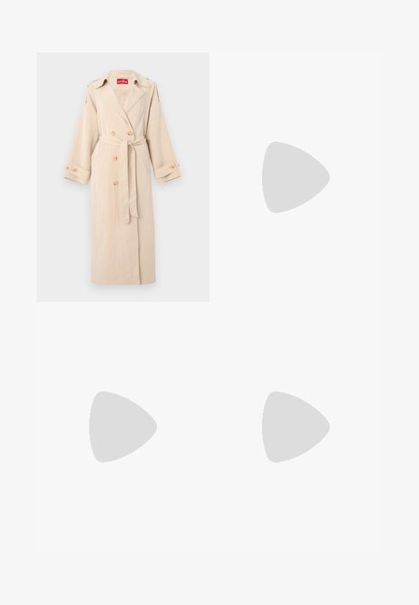 Long trench-coat beige avec larges revers, boutons en bois doubles, ceinture à la taille, brides aux poignets et poches latérales sur fond blanc.; Chemise blanche à manches longues en coton, avec un col classique, un fermeture à boutons et une poche poitrine simple du côté gauche.; Pantalon bleu marine à jambes larges avec poches plaquées à l'avant, passants de ceinture et une fermeture à bouton visible unique à la taille.; Escarpins à talon aiguille en cuir noir, avec un design à bout pointu, présentant une découpure à l'avant et un talon fin.