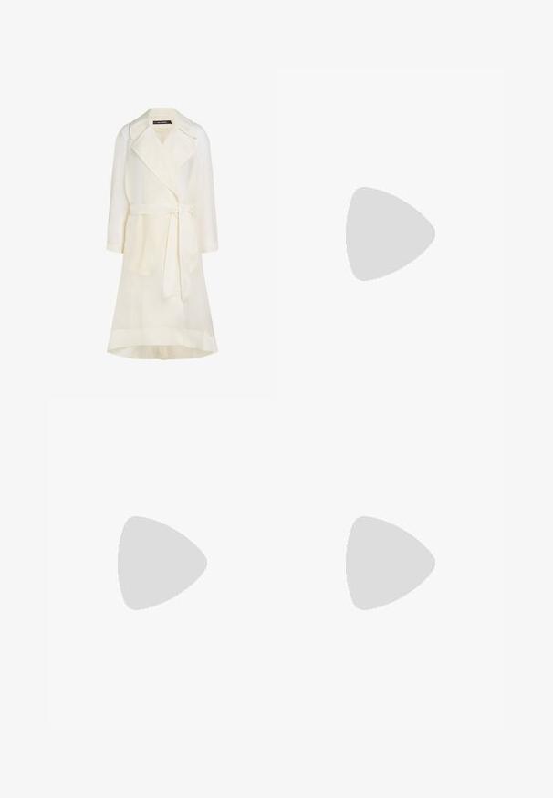 Trench-coat ivoire clair en tissu transparent, doté d'un col, de manches longues, d'une ceinture à la taille et de deux poches avant.; Camisole en satin rose avec des bretelles spaghetti réglables, dotée d'une fermeture à nouer à l'avant avec des anses et d'un décolleté en V. Texture lisse et lignes épurées.; Jupe midi en tulle rose à couches avec motif floral et taille élastique, présentant des textures douces et volantées.; Ballerine plate en daim rose doux avec petit nœud et accent doré sur l'avant arrondi, talon bas et semelle lisse.