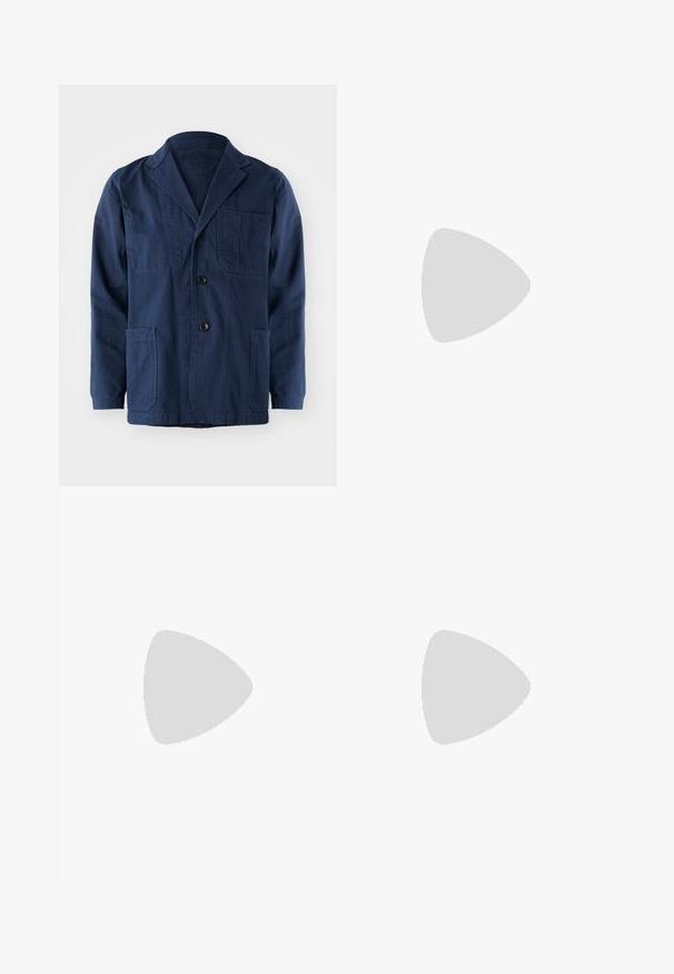 Chaqueta de algodón azul marino con cuello de pico, dos bolsillos frontales de parche, un bolsillo en el pecho y tres cierres de botón.; Camiseta de manga corta de cuello redondo en azul claro con un ajuste holgado y un pequeño logo sutil en el área del pecho izquierdo.; Pantalones cargo azul oscuro de mezclilla con cintura elástica y cordón ajustable. Cuenta con grandes bolsillos laterales y un ajuste relajado.; Zapatos de cuero burdeos con suelas de goma marrón, puntera redonda, costuras blancas y ojales dorados. El interior cuenta con un forro amarillo.