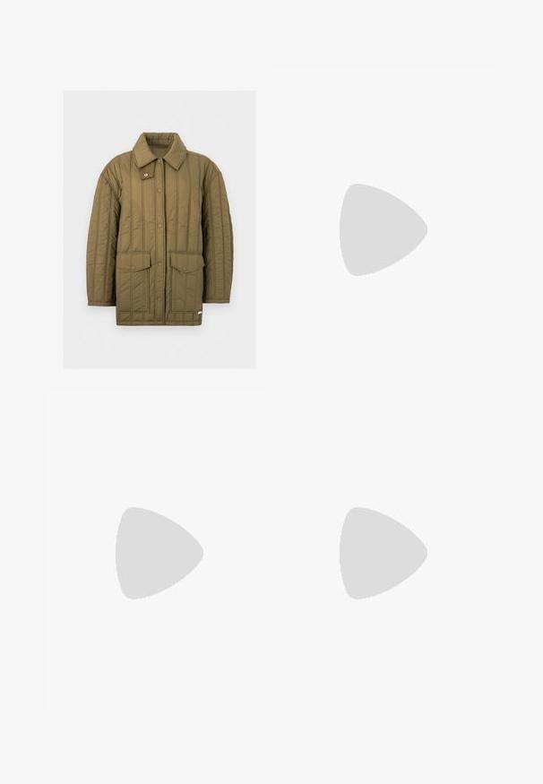 Veste matelassée vert olive avec fermeture frontale à boutons-pression, deux grandes poches à rabat et un large col avec une languette supplémentaire à bouton-pression.; Robe mi-longue à rayures verticales roses et blanches avec manches courtes bouffantes, col blanc, fermeture à boutons sur le devant, et ceinture assortie en tissu à la taille.; Mocassin en cuir noir poli avec un petit talon carré, surpiqûres moc toe et une bride décorative sur le dessus.; Sac à main en toile beige avec poignées et détails en cuir marron, doté d'une bandoulière amovible en tissu beige avec ferrures dorées.