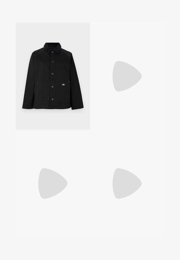 Veste noire boutonnée avec col en velours côtelé, deux poches avant et petit patch logo rectangulaire sur la poche droite.; T-shirt blanc à manches longues avec col rond et poche poitrine, présentant un petit logo rouge en forme de cœur sur le côté droit.; Jean denim bleu marine à jambes larges avec boutons sur le devant et poches, présenté sur un fond blanc uni.; Baskets noires et beiges avec une bride en velcro, trois bandes blanches sur le côté, et une semelle en caoutchouc marron texturée. Logo de la marque visible.