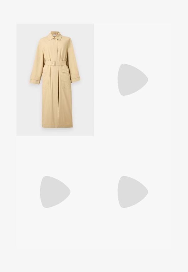 Long manteau beige trench avec ceinture, col boutonné, larges poignets et deux grandes poches avant avec rabats.; Blouse beige sans manches avec encolure drapée et ourlet droit, en tissu lisse, étiquette Tiger of Sweden à l'intérieur du col.; Jean vert à jambes larges en denim doux, avec une taille haute, des poches avant et des détails de couture subtils.; Botte noire en cuir, à bout pointu, avec un talon bloc haut et anglé, et des coutures verticales le long de la tige.