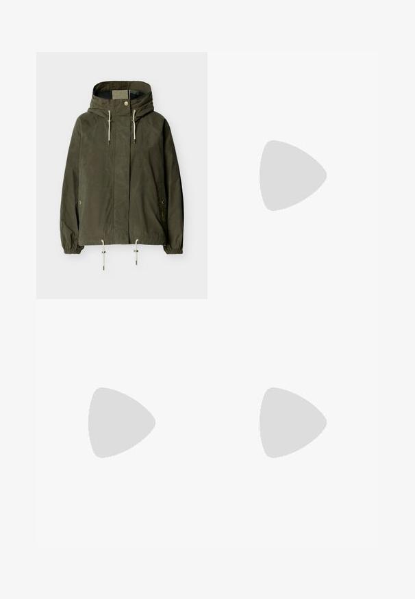 Veste à capuche verte avec fermeture éclair frontale, cordons réglables à la capuche et à l'ourlet, poignets élastiques et poches à boutons-pression.; T-shirt oversize manches courtes en vert olive avec col rond et petit logo de marque brodé centré sur la poitrine.; Jeans large en denim bleu clair, dotés d'une fermeture avec bouton et zip, de cinq poches et de détails de couture contrastés.; Bateau en cuir noir avec un bout arrondi, des détails de couture, un petit accent en nœud et une semelle en caoutchouc. Texture lisse et design épuré.