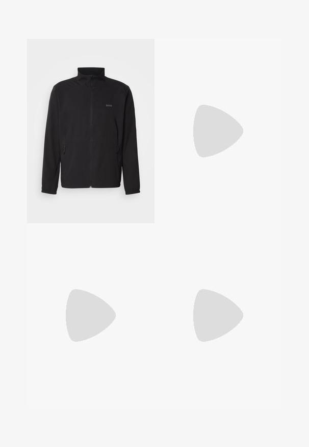 Sort jakke med ståkrave, frontal lynlås og to sidelommer. Har et diskret logo på venstre bryst og elastiske manchetter.; Sort T-shirt med korte ærmer og rund hals, med "Porsche BOSS"-logo i midten af brystet mod en ensfarvet baggrund.; Sorte, letvægtsbukser med lige ben. Har elastiksnøre i taljen og en glat tekstur. Velegnede til afslappet brug.; Sort glat læderankelstøvle med lav hæl og sidelukning med lynlås, mærket Hugo nær den øverste kant.