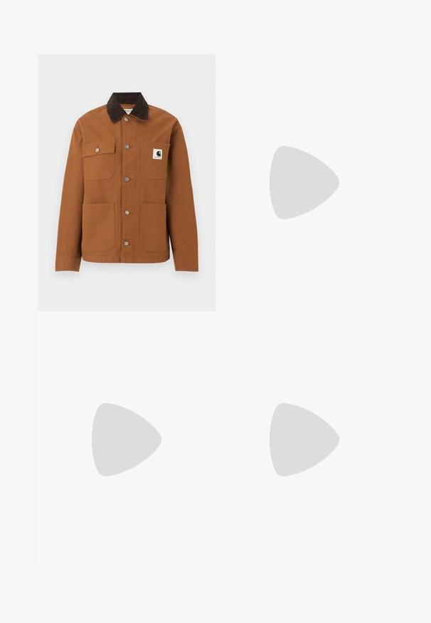 Καφέ μπουφάν Carhartt με μαύρο γιακά από κορδόνι, τέσσερις τσέπες μπροστά, εκ των οποίων η μία με λογότυπο, και μεταλλικά κουμπιά σούστες μπροστά.; Μπλε σκούρο μπλούζα με μακριά μανίκια και ριμπ υφή, με στρογγυλή λαιμόκοψη, αντίθετη κρέμα διακόσμηση, πατιλέτα με τρία κουμπιά και μικρό κεντημένο λογότυπο στο στήθος.; Σκούρα τζιν φούστα με ψηλή μέση, ίσια γραμμή, μπροστινές τσέπες και ραμμένες ραφές. Διαθέτει φερμουάρ και κουμπί στην μέση.; Ασημένιο και μπορντό αθλητικό παπούτσι Nike με κορδόνια που αιωρείται πάνω από μια επιφάνεια ροζ πέτρας και φόντο γκρι πέτρινης τοίχου.