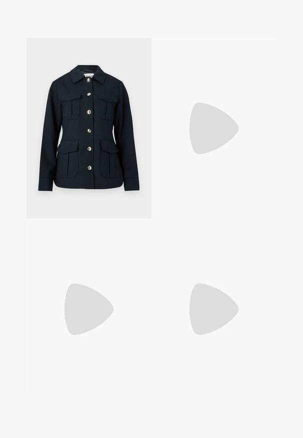 Veste bleu marine à manches longues, fermeture à boutons sur le devant, quatre grandes poches à rabat, et col classique.; Chemise bleu clair à manches longues avec boutons, pois blancs et col pointu, présentée sur un fond blanc uni.; Jeans en denim bleu foncé avec une coupe droite, comportant cinq poches, une fermeture à bouton sur le devant, et une texture subtile sans embellissements.; Escarpins à bout pointu en similicuir marron avec une texture crocodile, dotés d’un talon fin et angulaire ainsi que d’une doublure intérieure lisse.