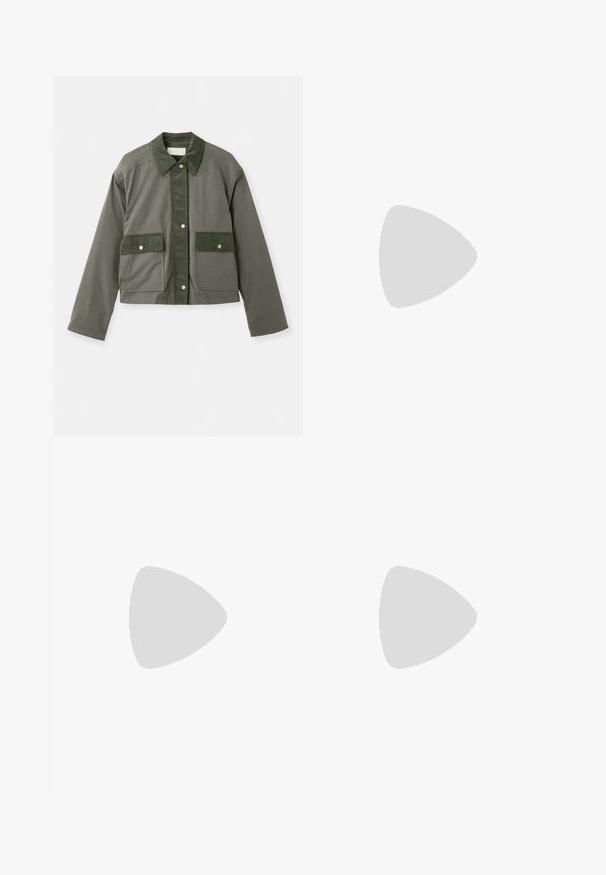 Vanessa Bruno ENGIE - Veste légère - olive; Combinaison beige à manches courtes avec jambes larges, col en V style portefeuille et taille cintrée, réalisée dans un tissu léger.; Chaussure à talon haut en cuir couleur crème, à bout pointu et talon fin de hauteur moyenne, sur un fond clair uni.; Sac à main en cuir brun foncé avec deux poignées supérieures, une bandoulière amovible et une petite plaque logo rectangulaire dorée à l'avant.