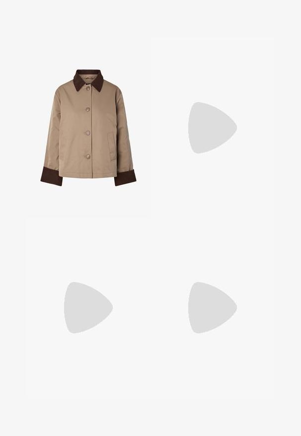 Beige jakke med mørkebrun krave og manchetter, knapper foran og to sidelommer, vist på hvid baggrund.; Beige kortærmet strikket cardigan med lille krave, knaplukning foran og ribbet kant ved ærmekanter og bund.; Kortærmet støvet rosa denimkjole med frontlynlås, to brystlommer, krave og matchende stofbælte bundet i taljen.; Brun patentlæder balletflade med firkantet tå og strop med en lille guldbuckle. Glat tekstur, lav hæl og minimalistisk design.