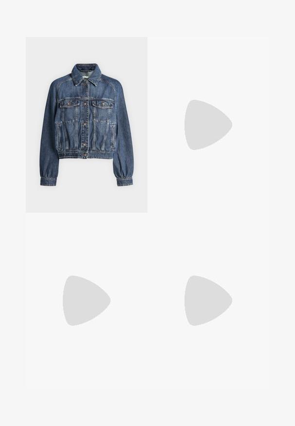 Veste en jean bleue avec fermeture à boutons, deux poches poitrine à rabat, poches latérales et poignets et ceinture élastiques.; Débardeur marron slim fit en côtes sans manches avec encolure ronde et étiquette de marque à l’intérieur du col.; Jean flare bleu foncé en denim, doté d'une taille haute, d'un léger délavage et de finitions en doré sur les poches avant et le système de fermeture.; Sandale noire en cuir à brides fines, talon bas kitten, boucle à la cheville et petit pendentif doré sur fond clair uni.
