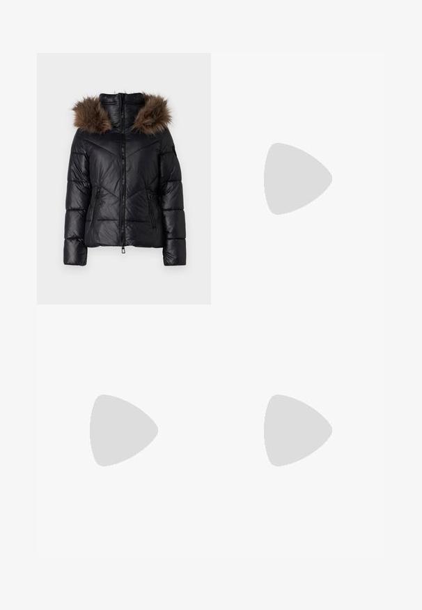 Doudoune noire avec fermeture éclair sur le devant, présentant une capuche en fausse fourrure marron foncé, des poches zippées sur le côté et un motif matelassé.; Pull en tricot gris clair à manches longues avec détails d'un col V blanc, ourlets et poignets côtelés, présenté sur un fond blanc.; Jeans bleu marine taille haute avec une coupe droite. Fabriqués en denim, avec des coutures contrastées et un classique design à cinq poches.; Chaussure plate en cuir noir avec un nez pointu, des détails froncés autour de l'ouverture et un accent en boucle argentée sur la bride ajustable.