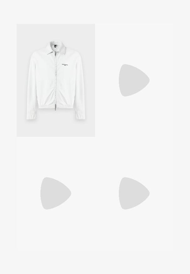 Veste en velours côtelé blanche avec une fermeture éclair avant intégrale, col, poches latérales et logo "Armani Exchange Milano" sur la poitrine.; T-shirt blanc uni à manches courtes avec col en V et petit logo brodé sur le côté gauche de la poitrine.; Pantalons de jogging noirs en tissu doux avec une taille élastique et un cordon de serrage. Présente des jambes fuselées avec des poignets côtelés.; Basket basse en cuir noir avec lacets noirs, semelle en caoutchouc texturée et petit logo embossé sur le côté, présenté de profil sur fond gris.
