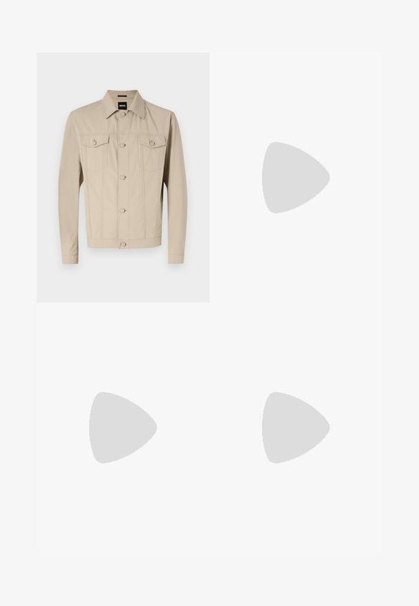 Beige Jeansjacke mit klassischem Kragen, Vorderknopfverschluss und zwei Brusttaschen; mit Nahtdetails und langen Ärmeln.; Weißes Baumwoll-T-Shirt mit Rundhalsausschnitt, kurzen Ärmeln und umgeschlagenen Bündchen; schlichtes Design, weiche Textur und gerade geschnitten.; Schwarze Hosen aus glattem Stoff, mit geradem Schnitt, zwei vorderen Taschen und einem Reißverschluss mit Knopfverschluss.; Weißer Leder-Low-Top-Sneaker mit Schnürsenkeln, schwarzer Fersenschlaufe und „BOSS“-Logo, der drinnen nahe einer Glassteinwand und einem polierten Boden schwebt.