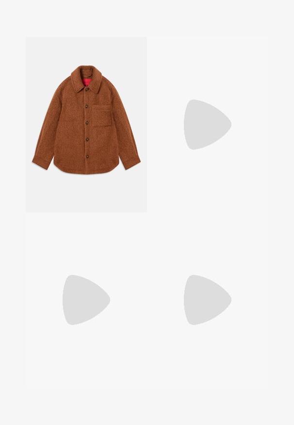 Veste-shirt en laine marron avec une finition texturée, un col et des fermetures à bouton. Dotée d'une poche poitrine simple sur la gauche.; Chemisier blanc en coton avec un col volanté, des manches longues bouffantes et un devant boutonné orné de boutons ressemblant à des perles.; Pantalon beige à jambe droite avec pli avant, fermeture par bouton et passants pour ceinture, présenté sur un fond uni.; Mocassins en cuir rouge avec une finition texturée, semelle plate et un accent doré décoratif sur le devant. Bout arrondi et design à enfiler.