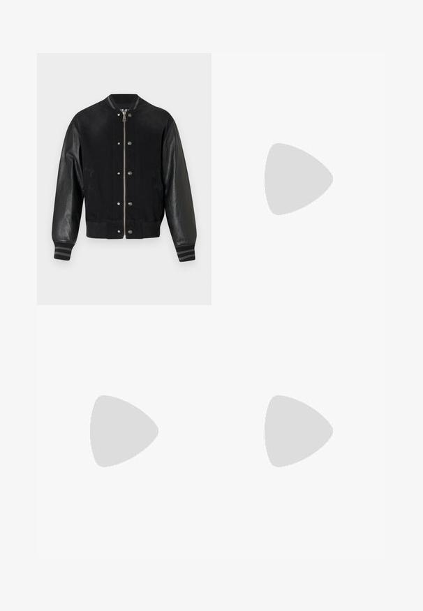 Schwarze Bomberjacke mit Denim-Körper, ledernen Ärmeln, gestreiften Rippenbündchen und Druckknopf-Details. Vorderer Reißverschluss und seitliche Taschen.; Weißes Baumwoll-T-Shirt mit fettem goldenen "VERSACE JEANS COUTURE" Schriftzug auf der Vorderseite. Rundhalsausschnitt und kurze Ärmel.; Schwarze Jogginghose mit elastischem Bund, schmal zulaufenden Beinen und einem kleinen Markenpatch. Hergestellt aus glattem, leichtem Stoff.; Weißer Sneaker mit niedrigem Schaft, schwarzer Seitenfläche mit der Aufschrift "Versace Jeans Couture", Schnürverschluss vorne und perforierten Details an Zehen- und Seitenbereich.