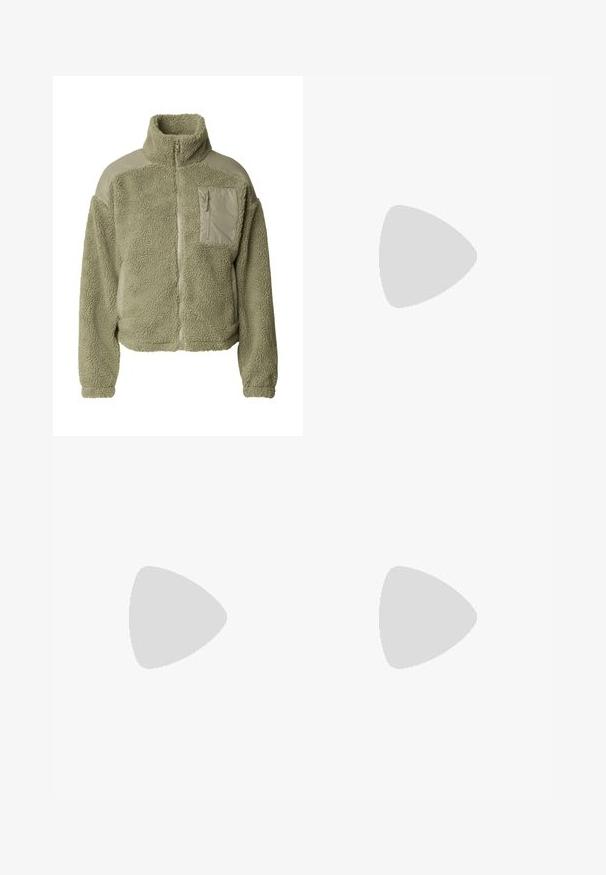 Veste sherpa vert olive à fermeture éclair intégrale, col montant, panneaux d'épaule en nylon et poche poitrine zippée sur le côté gauche.; Sweat à capuche beige avec des cordons noirs, présentant des manches à motif camouflage gris et rose, et une poche kangourou à l'avant.; Bottine beige à lacets avec semelle épaisse à rainures et panneau latéral texturé, montrant l’étiquette de la marque et la languette à l’arrière.; Sac à dos camouflage en tissu résistant, doté de plusieurs poches, de bretelles réglables et d'un dos rembourré pour plus de confort.