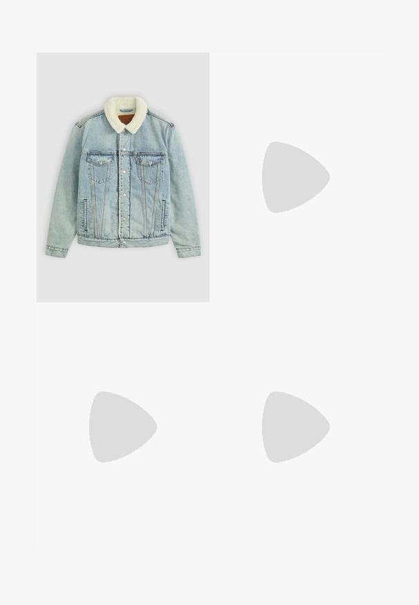 Lyseblå denimjakke med en fluffy, hvid krave. Har brystlommer, trykknapper og en afslappet pasform med synlige sydetaljer.; Lyseblå langærmet skjorte med knapper, to brystlommer, krave og synlige syningsdetaljer.; Mørkeblå denimjeans med opsmøgede bukseben, fem lommer og kontrastsyning, lagt fladt på en hvid baggrund.; Brune læder ankelstøvle med elastiske sidelapper, rund tå og sort gummisål. Subtile tekstur- og syningsdetaljer.