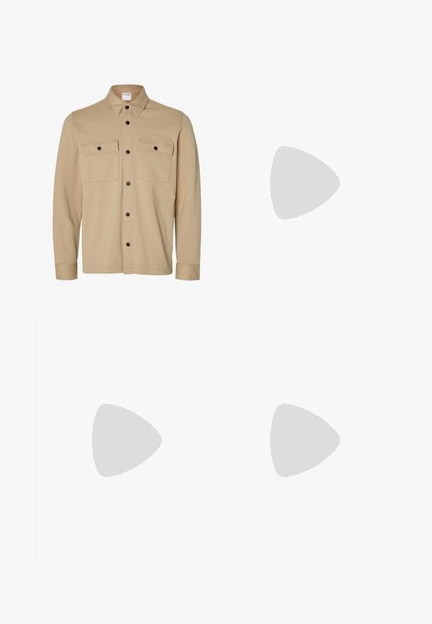 Beige overhemdjack met lange mouwen, zwarte drukknopen, twee voorzakken met klep en een klassieke kraag van het merk Selected Homme.; Beige polo met korte mouwen, een zwarte kraag en een kleine witte inzet bij de V-hals.; Beige rechte mannenbroek met riemlussen, knoopsluiting en voorzakken, weergegeven op een witte achtergrond.; Bruine leren loafers met een gladde afwerking, ronde neus, decoratieve band en zwarte rubberen zool. Heeft een minimale stiksel details.