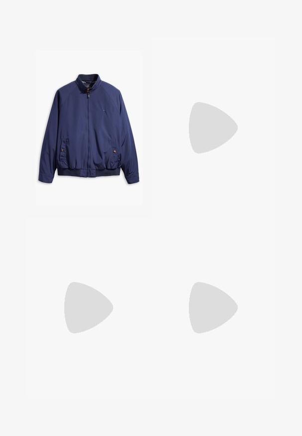 Chaqueta azul marino con cierre frontal, cuello alzado y puños elásticos. Cuenta con dos bolsillos laterales con cierre de botón y un forro a cuadros.; Jersey de cuello caja de Levi's en azul marino con mangas largas y pequeño logo blanco de Levi's en el pecho izquierdo.; Vaqueros de mezclilla azul oscuro con diseño de pierna recta, con costuras naranjas y estilo clásico de cinco bolsillos. Cierre de botón y cremallera.; Mocasines de cuero negro con punta redonda, que cuentan con un diseño cosido, suela de plataforma baja y una suela de goma texturada y con tacos.