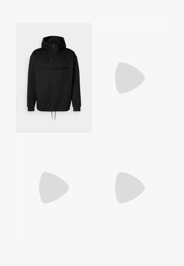 Μαύρη που hoodie με τεταρτοζipper, πλεκτούς καρπούς και ελαστική μέση. Διαθέτει υφασμάτινο λογότυπο στο στήθος. Λείος υφασματικός υφή.; Λευκό βαμβακερό T-shirt με κοντά μανίκια και στρογγυλή λαιμόκοψη. Διαθέτει μικρό μαύρο λογότυπο "Calvin Klein" στη αριστερή πλευρά του στήθους.; Μαύροι cargo παντελόνια με ίσια γραμμή, ελαστική μέση, κούμπωμα με κουμπί και δύο τσέπες με καπάκι στα πλάγια.; Μαύρο αθλητικό παπούτσι με υφή στη σόλα και κορδόνια, αιωρούμενο πάνω από γκρι δάπεδο με φόντο τοίχο από γυάλινους κύβους.