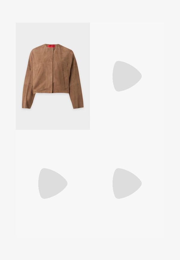 Veste courte en daim marron avec manches longues, col rond et deux poches avant, présentée sur un fond uni.; Chemise à manches longues marron foncé avec encolure ronde, ourlet droit et une petite étiquette blanche indiquant "CLOSED" à l’intérieur du col.; Pantalon beige taille haute à jambes larges avec passants de ceinture, plis à l’avant et poches latérales, présenté sur un fond clair uni.; Ballerines en tissu marron avec un bout pointu et une texture lisse, dotées d'un talon bas et d'une fine semelle noire. Aucune motif ni élément métallique visible.
