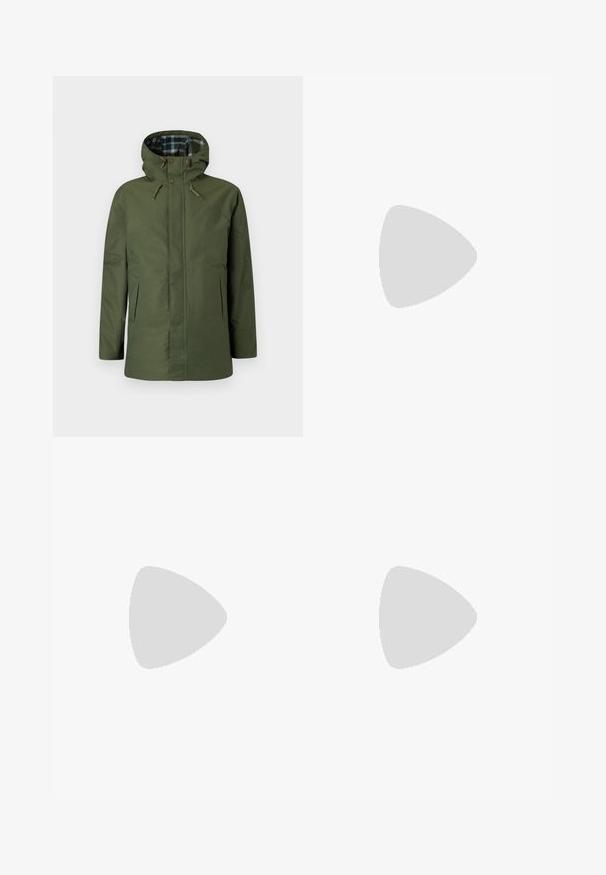 Veste imperméable vert olive avec capuche, doublure intérieure à carreaux, poches latérales et boutons décoratifs sur le devant.; T-shirt blanc à manches courtes avec un petit texte en spirale rouge sur le côté gauche de la poitrine indiquant "Carhartt WIP" et "Est. 1889" dans un design circulaire.; Pantalon kaki à jambe droite avec des détails de coutures visibles, des passants de ceinture, une fermeture par bouton à l'avant, et des panneaux en forme de patchs aux genoux.; Botte de randonnée en cuir marron avec une finition lisse, cheville rembourrée, œillets en métal et semelle en caoutchouc dotée d'un motif de crampons robuste.