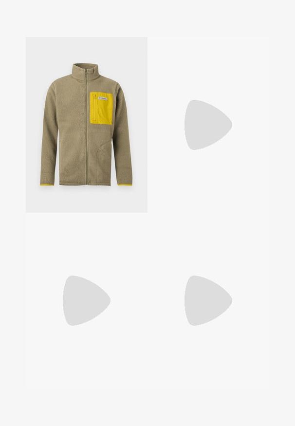 Φωτεινό καφέ fleece μπουφάν με φερμουάρ μπροστά και κίτρινη τσέπη στο στήθος με φερμουάρ, με ετικέτα της μάρκας Columbia.; Λευκό βαμβακερό μπλουζάκι με κοντά μανίκια και στρογγυλή λαιμόκοψη, με μαύρο λογότυπο "New Balance" τυπωμένο μπροστά.; Γκρι παντελόνι τζόγκερ με μπλε-ναυτικού χρώματος πάνελ στα γόνατα, ελαστική μέση, κορδόνι, τσέπες με φερμουάρ και λογότυπο Columbia στον μηρό.; Γκρι και καφέ αθλητικό παπούτσι με υφή στην επιφάνεια, χοντρή σόλα και κορδόνια με λεπτομέρειες· το λογότυπο είναι ορατό στο πλάι και στο πίσω μέρος.