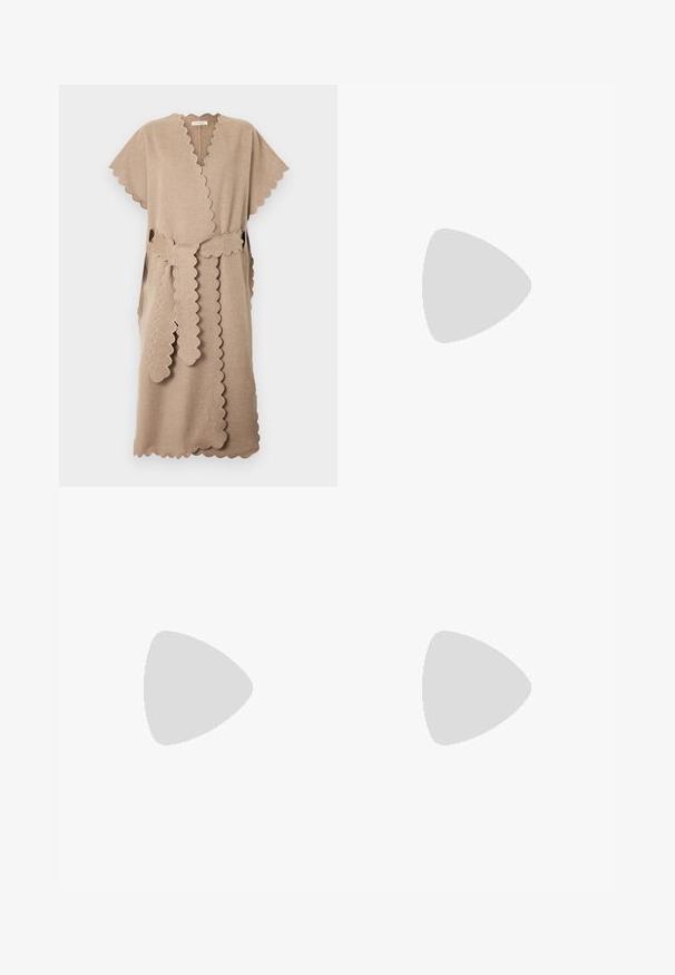 Robe portefeuille beige mi-genou avec bords festonnés, manches courtes et ceinture assortie à bords festonnés nouée à la taille.; Combinaison beige à manches courtes avec jambes larges, col en V style portefeuille et taille cintrée, réalisée dans un tissu léger.; Sandale slingback en cuir verni marron foncé avec petit talon et bride entre les orteils sur fond blanc.; Sac à main en cuir tressé marron avec une poignée supérieure dorée courbée et une bandoulière amovible sur fond uni.