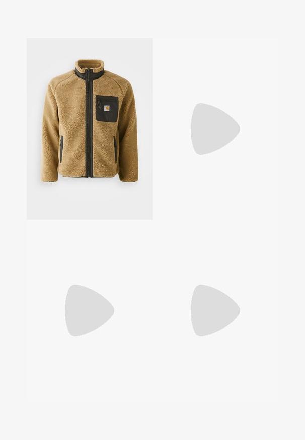 Veste en polaire beige avec une poche poitrine zippée noire et des poches latérales assorties. Comprend un col haut et un tissu texturé pour plus de chaleur.; T-shirt henley à manches longues en tissu côtelé beige clair, avec un col en V, une patte de boutonnage à trois boutons et des manches à poignets. Étiquette logo rouge à l'ourlet.; Pantalon cargo vert olive avec poches latérales à rabat, fermeture par boutons, passants de ceinture et cordons ajustables aux larges ourlets des jambes.; Botte de randonnée en cuir marron avec une finition lisse, cheville rembourrée, œillets en métal et semelle en caoutchouc dotée d'un motif de crampons robuste.
