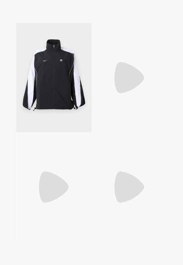 Αθλητικό μπουφάν Nike σε ασπρόμαυρο με πλήρες φερμουάρ μπροστά, ψηλό γιακά και λογότυπο στο αριστερό στήθος και ρίγες στα μανίκια.; Ανοιχτό μπλε cropped φούτερ με μακριά μανίκια, ριμπ μανσέτες, φερμουάρ στο ένα τέταρτο, ψηλό γιακά και μικρό λευκό λογότυπο Nike στο αριστερό στήθος.; Μαύρο αθλητικό παντελόνι με εφαρμοστή μέση και φαρδιά μπατζάκια. Κατασκευασμένο από ελαστικό ύφασμα, με μικρό λογότυπο στη μία πλευρά.; Άσπρο παπούτσι ποδοσφαίρου Nike Total 90 III για εσωτερικούς χώρους με μαύρο λογότυπο Swoosh και καφέ σόλα, εμφανιζόμενο από το πλάι σε απλό φόντο.