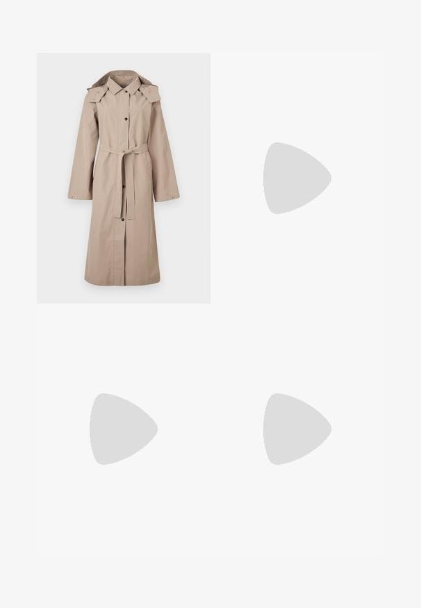 Trench-coat beige avec ceinture à la taille, fermeture par boutons, manches larges et capuche. Tissu lisse avec peu de détails et sans motifs.; Pull en tricot blanc avec un décolleté en V et des bordures en dentelle. Il dispose de manches longues, de poignets côtelés et d'un ourlet légèrement court. Tissu doux et texturé.; Jean large bleu foncé à taille haute, avec des poches avant et des coutures visibles. Fabriqué en denim avec une texture lisse.; Jambes portant des leggings côtelés foncés associés à des ballerines noires avec de petits détails en nœud sur fond blanc.