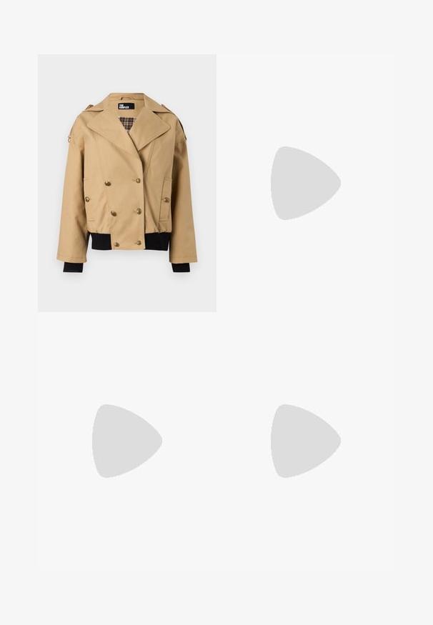 Veste beige à double boutonnage avec larges revers, boutons dorés, doublure intérieure à carreaux, poignets et bas en maille côtelée noire, et épaulettes sur les épaules.; Haut court en dentelle noire avec motif floral et bords festonnés, tissu transparent laissant apparaître une doublure beige en dessous.; Jupe en simili cuir noir avec un design évasé, présentant des plis à l'avant, une fermeture à bouton métallique et des poches latérales. Texture lisse et brillante.; Bottine noire en cuir brillant, avec un bout pointu, un talon aiguille, et des accessoires dorés ornés d'une boucle décorative.
