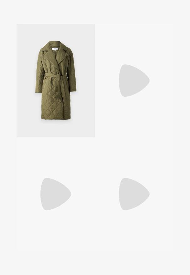 Sügisene oliivroheline paks mantel, millel on krae, pikad varrukad, vöökoht ja diagonaalne rombimuster üle kogu pinna.; Vero Moda Petite VMDOFFY - Džemper - brown lentil melange; Tumedast sinisest laia lõikega teksapüksid, millel on kõrge vöökoht, esiküljel selgelt nähtavad pleekimismustrid ning klassikaline viie taskuga disain.; Pruun läikiva nahaga Mary Jane stiilis kingad ümarate esiosade, lõikekujunduse ja reguleeritava rihmaga. Madal plokktald.