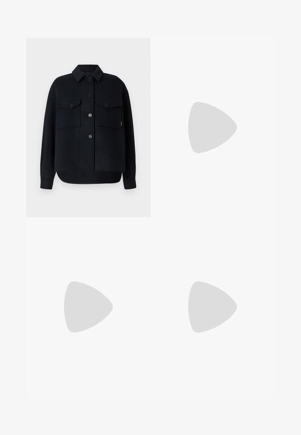 Veste en polaire noire avec col pointu, fermeture à boutons sur le devant, deux poches poitrine et un ourlet incurvé. Texture douce et coupe décontractée.; Pull ajusté bleu marine côtelé à manches longues avec col rond sur fond gris clair.; Pantalon marron à jambes larges en coton doux, avec un nœud à l'avant, deux grandes poches plaquées, et une finition lisse sans texture.; Ballerines en cuir noir avec un bout rond, texture lisse, détails de couture minimalistes et design de semelle flexible.