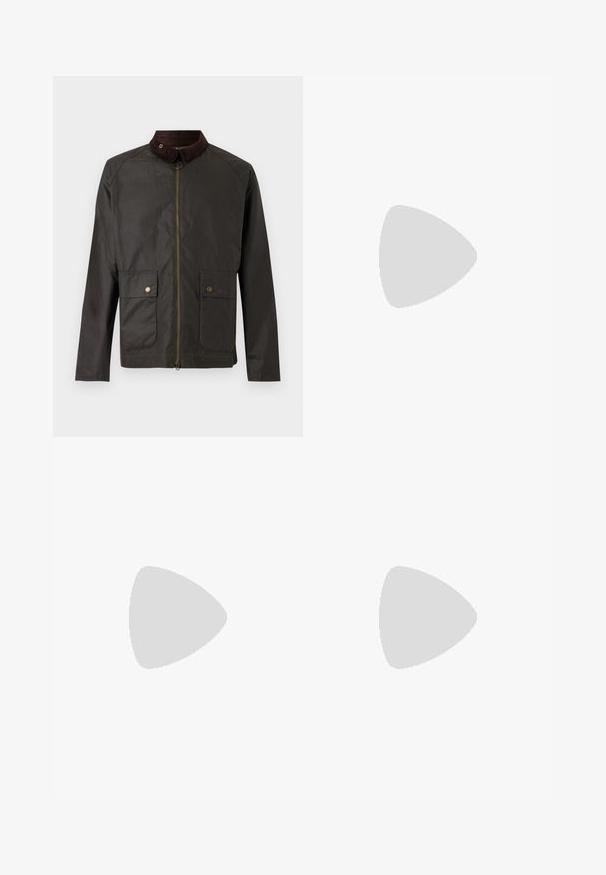 Barbour BEDALE WAX JACKET - Übergangsjacke - olive; Langärmeliges Henley-Shirt in olivgrün mit drei Knöpfen und gerippten Bündchen auf weißem Hintergrund.; Beige Cargo-Hosen aus Baumwolle. Mit Seitentaschen, Gürtelschlaufen und einem Reißverschluss. Gerader Schnitt, glatte Textur und ohne Muster.; Dunkelbraune Leder Schnürstiefelette mit robustem Gummisohlen und Metallösen, von der Außenseite betrachtet.