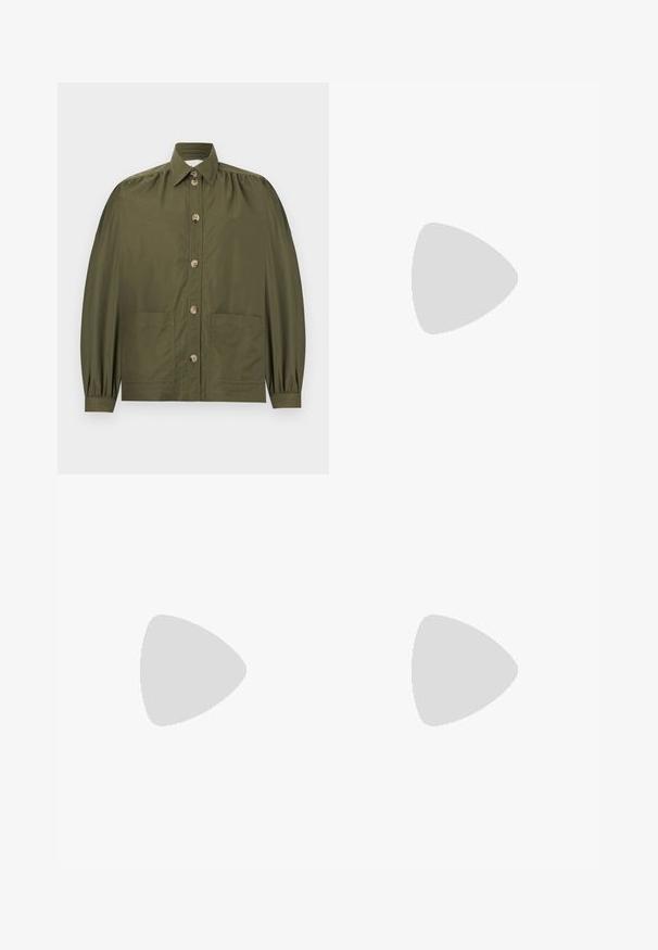Chemise boutonnée vert olive avec manches longues bouffantes, deux poches avant et un col pointu.; Pull à manches courtes bleu marine avec une grande tige marron et deux fleurs bleues sur le devant.; Jupe droite avec boutons sur le devant, à motif floral large dans des tons de rose, bleu, vert et beige sur un fond clair.; Ballerines en cuir noir avec un bout rond, texture lisse, détails de couture minimalistes et design de semelle flexible.