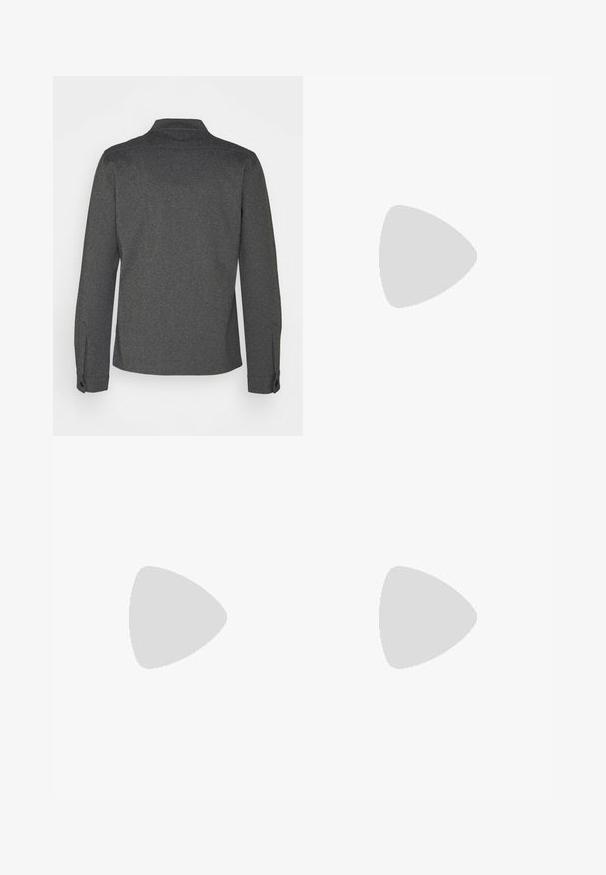 Camisa de manga larga gris oscuro con cuello, puños abotonados y dobladillo recto. Fabricada con tela texturizada, presenta un diseño sencillo.; Camiseta blanca lisa de manga corta con cuello redondo, con un pequeño logo cerca del dobladillo y texto "ACTIVE" en el interior del cuello.; Pantalones de chándal grises con cintura elástica y cordón ajustable. Hechos de tela suave, con bolsillos laterales y un corte relajado.; Zapatillas de cuero blancas, con acabado suave, puntera redonda, suela plana de goma blanca y cordones blancos. Diseño minimalista con costuras sutiles.