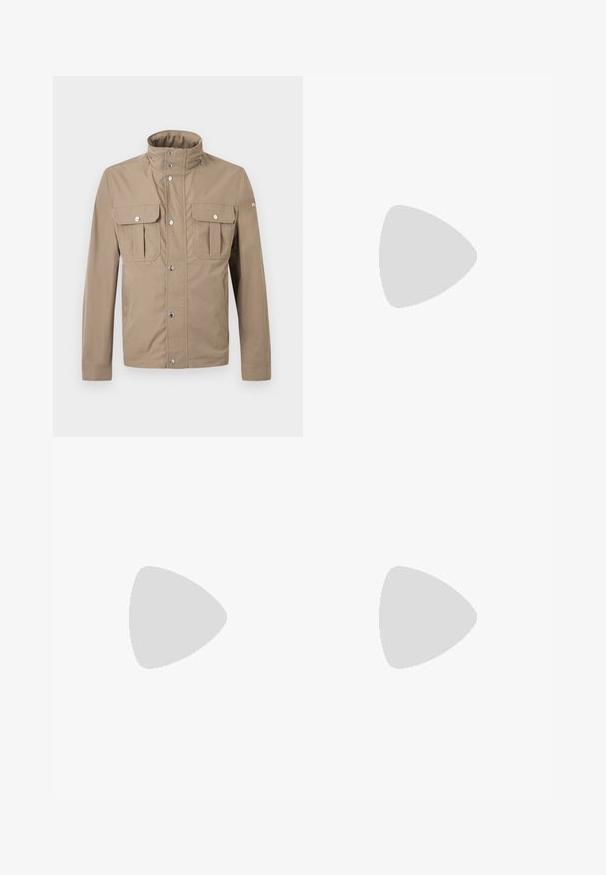 Veste beige pour homme avec col montant, boutons pression à l'avant, deux poches à rabat sur la poitrine avec boutons, et manches longues.; T-shirt à manches longues beige clair en coton. Présente un col rond et un petit logo brodé sur la poitrine. Texture lisse.; Jean en denim bleu avec une coupe droite, cinq poches, fermeture par bouton et zip, et légère décoloration sur les cuisses et les genoux.; Baskets en daim beige avec un bout rond, des lacets plats et une semelle en caoutchouc texturé. Design minimaliste avec des bords lisses et des coutures discrètes.